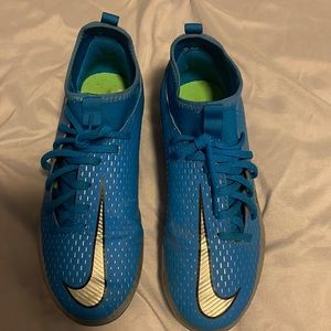 Kids soccer shoes, excellent condition ! Size 2.5